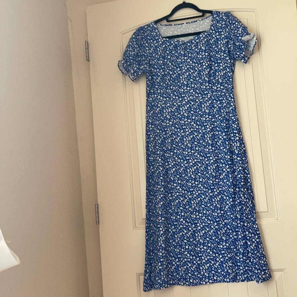 Size M has cute slit no brand and puff sleeves